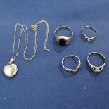 A group of gold jewellery, to include a 9ct gold stone set ring, a 9ct signet ring, a 9ct gold stone