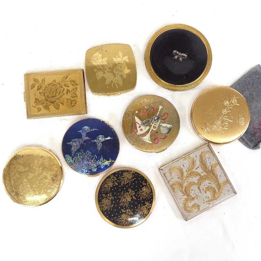 A collection of lady's Vintage compacts