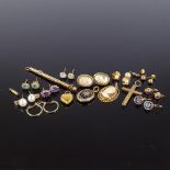 Various jewellery, including 9ct gold heart and cross pendants, unmarked yellow metal swizzle stick,