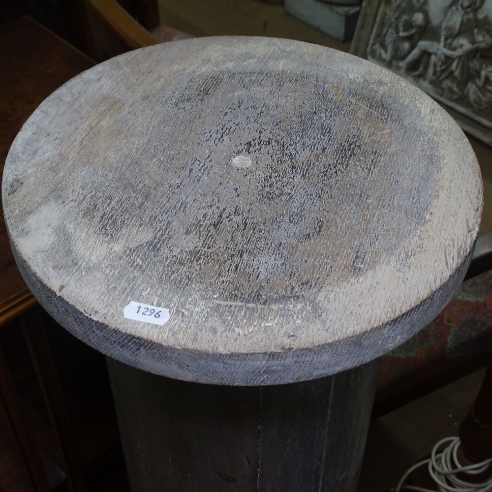 A painted pine column on stepped plinth base, W32cm, H109cm - Image 2 of 3