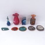 Dartington vase, 17.5cm, Mdina glass vase and seahorse, agate slices etc