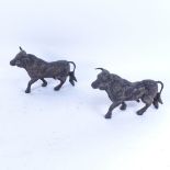 A pair of late 20th century bronze bull sculptures, length 22cm (2)