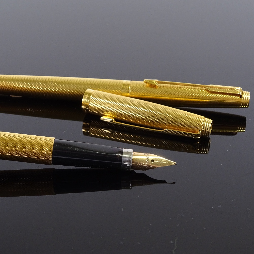 2 Parker fountain pens, engine turned gilt metal cases with 14ct gold nibs, overall length 13cm, (2) - Image 3 of 5