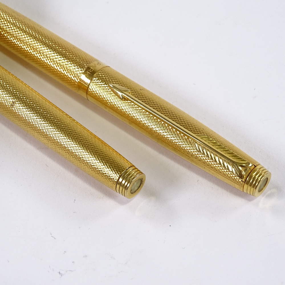 2 Parker fountain pens, engine turned gilt metal cases with 14ct gold nibs, overall length 13cm, (2) - Image 5 of 5