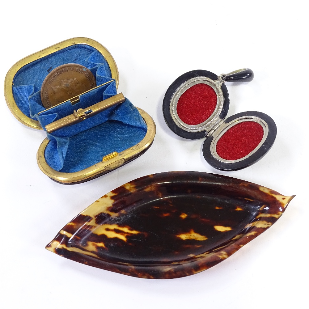 A small tortoishell purse, together with a tortoishell pendant locket and pin tray, tray length - Image 2 of 5