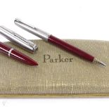 A Parker 51 fountain pen and pencil set, including gold-nibbed fountain pen, brushed steel caps,