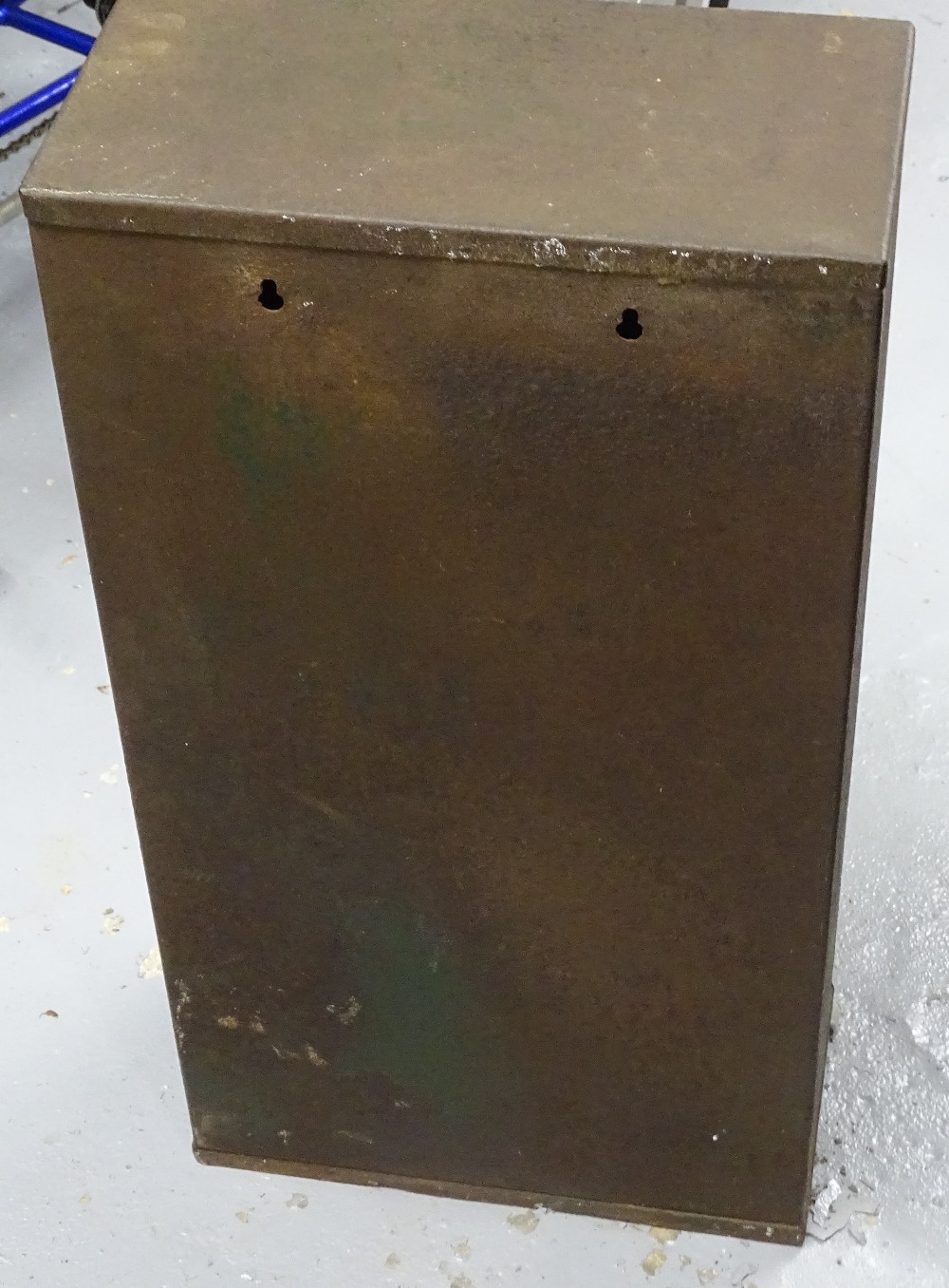 A Vintage metal worktop hanging 2-door tool cabinet, "Macrome", H68cm, W36cm - Image 2 of 2