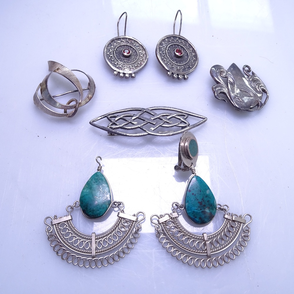 A tray of mainly silver costume jewellery, to include and onyx and stone set bangle, a snake - Image 2 of 2