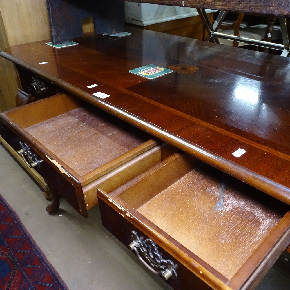 A reproduction mahogany console table with 3 frieze drawers, on cabriole legs, W122cm - Image 2 of 2