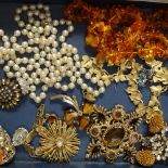 A tray of mixed costume jewellery, to include stone set brooches etc