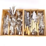 2 trays of mixed Old English, King's Pattern, Fiddle pattern plated cutlery