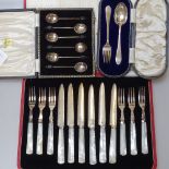 An Art Deco cased dessert service or 6 people, with mother-of-pearl handles, a cased set of 6 silver