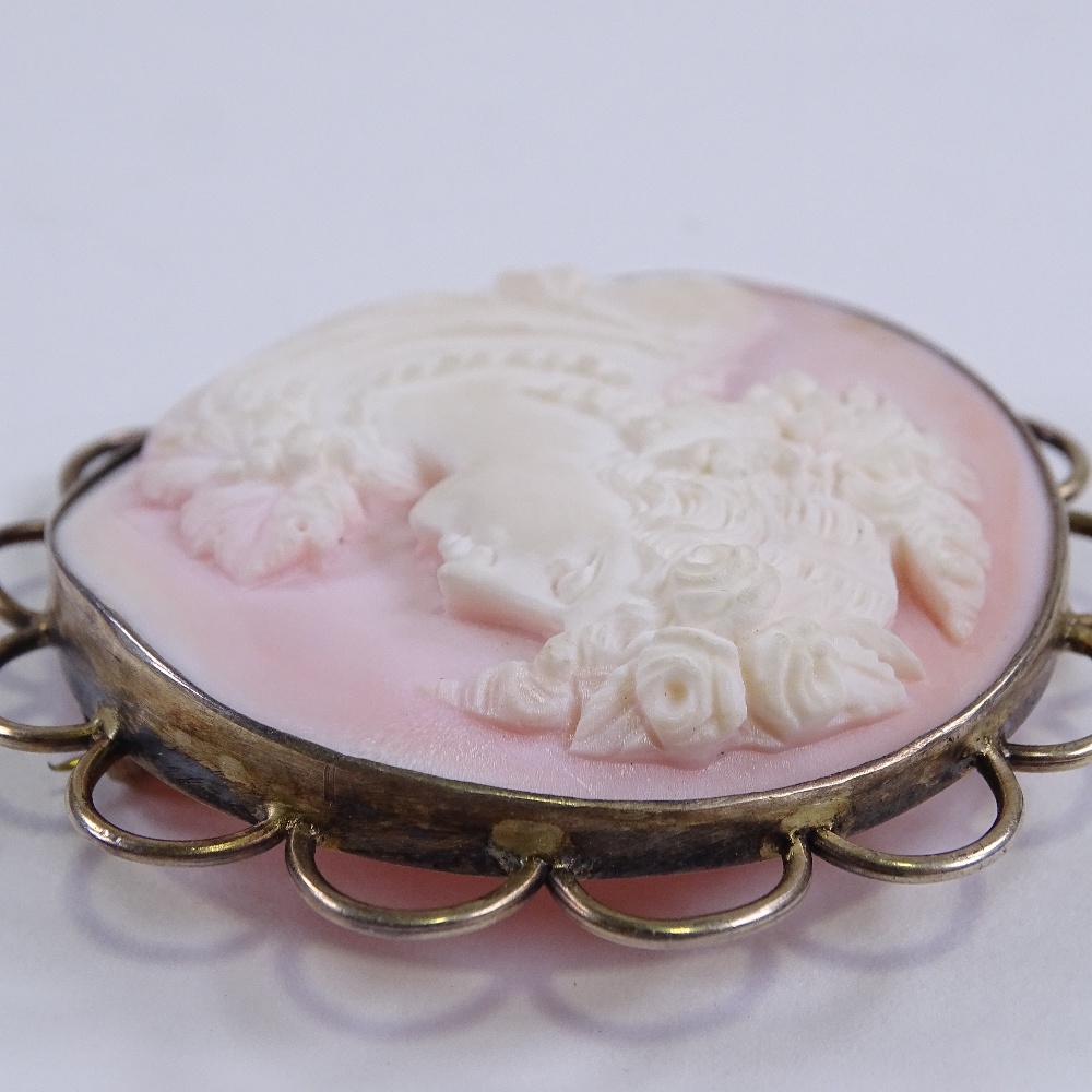 A Victorian relief carved pink cameo shell brooch, depicting Classical lady, in unmarked gilt- - Image 4 of 4