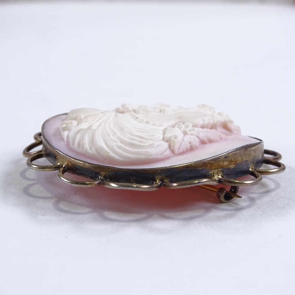 A Victorian relief carved pink cameo shell brooch, depicting Classical lady, in unmarked gilt- - Image 2 of 4