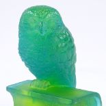 DAUM - green glass owl sitting on a book, pattern no. 1596, height 8.5cm Perfect condition