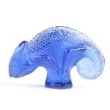 LALIQUE - blue moulded glass chameleon, engraved signature, length 6.5cm Perfect condition