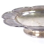 A George VI silver pedestal dish, circular scalloped form with reeded edge, by Mappin & Webb Ltd,