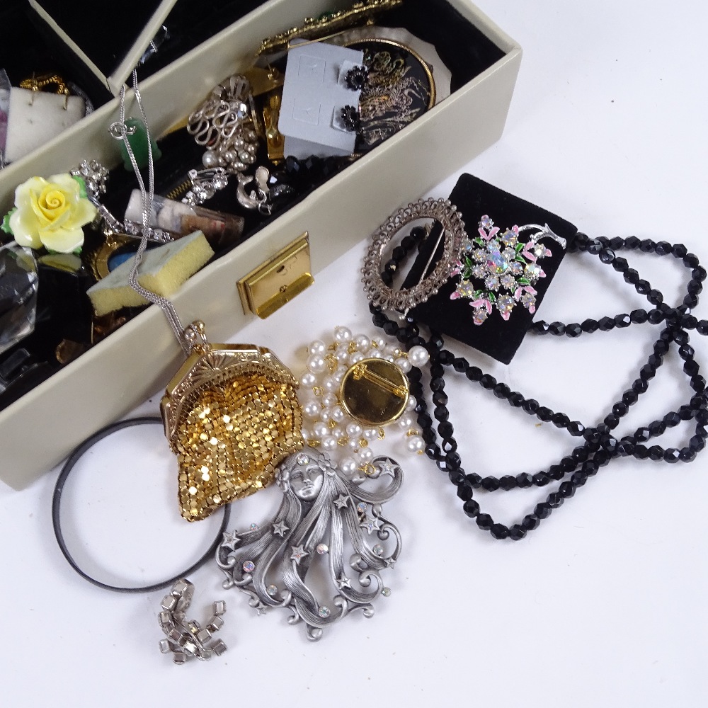 A quantity of costume jewellery, compact etc - Image 2 of 2