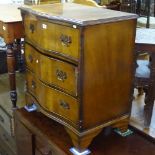 A mahogany serpentine-front 3-drawer chest on bracket feet, W71cm, H77cm