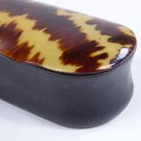 A 19th century horn and tortoiseshell snuffbox, length 8cm Very good condition