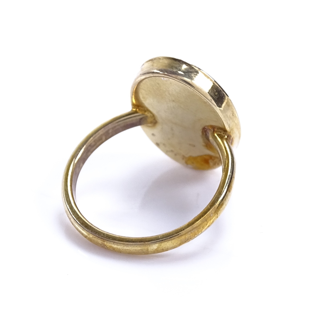 An unmarked silver-gilt relief carved coral cameo ring, setting height 16.7mm, size J, 2.5g Good - Image 4 of 5