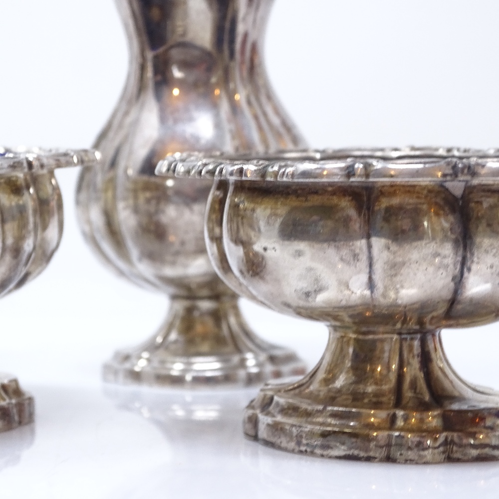 An Elizabeth II silver 3-piece cruet set, comprising mustard pot, salt cellar and pepperette, - Image 3 of 5