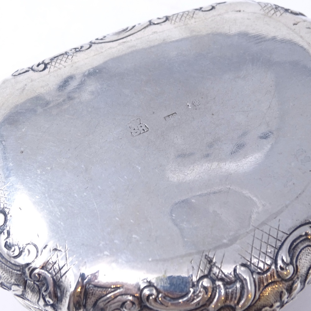 A 19th century German Hanau silver snuff box, shaped cartouche form with relief embossed classical - Image 4 of 4