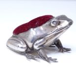 An Edwardian novelty silver frog pin cushion, by Henry Matthews, hallmarks Birmingham 1909, length