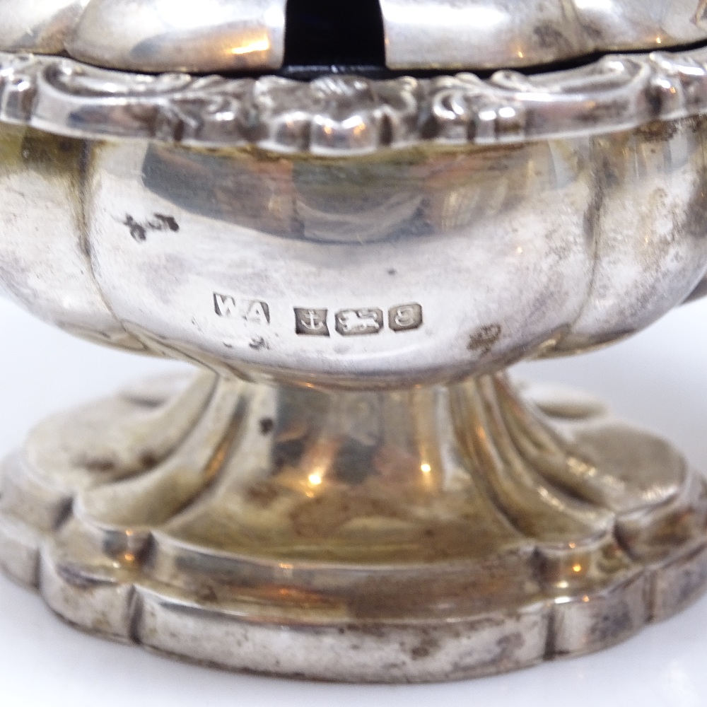 An Elizabeth II silver 3-piece cruet set, comprising mustard pot, salt cellar and pepperette, - Image 4 of 5