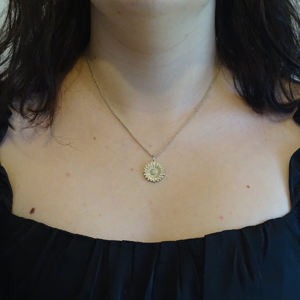 SCROUPLES - a Vintage Danish vermeil sterling silver Daisy pattern pendant necklace, pendant - Image 5 of 5