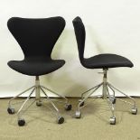 ARNE JACOBSEN FOR FRITZ HANSEN - a pair of Series 7 swivel office chairs, black upholstery with