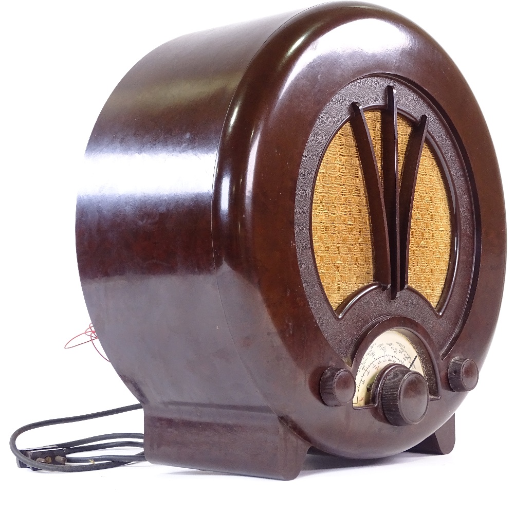 An EKCO model AD75 Bakelite radio, 1940, designed by Wells Coates for E K Cole Ltd, height 14.5" - Image 3 of 7