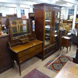 An Edwardian mahogany 3-piece bedroom suite, comprising a mirrored 2-door wardrobe, dressing table