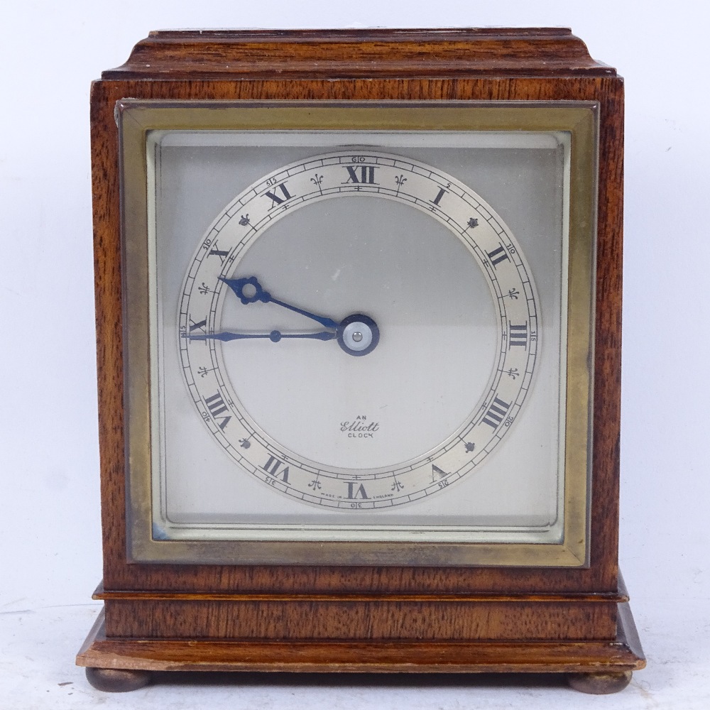 An oak-cased Elliott mantel clock on brass feet, height 15cm