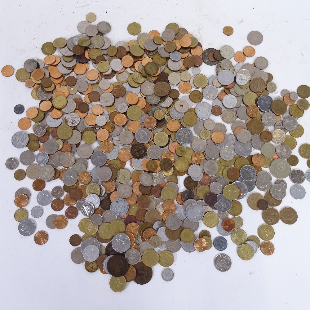 A tray of world coins (approx 680) - Image 2 of 2