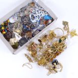 2 trays of mixed costume jewellery, to include a silver filigree panel bracelet, dragon brooch etc