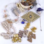 2 trays of mixed costume jewellery, to include Art Deco brooches, hat pin, pearl necklaces etc