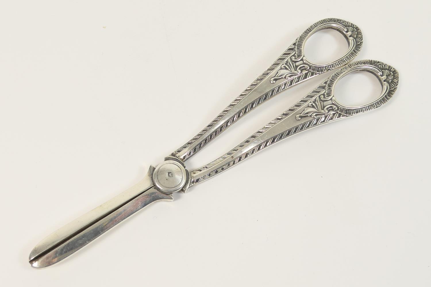 Pair of George V silver grape shears, by Walker & Hall, Sheffield 1913, 19cm, weight approx. 129g (