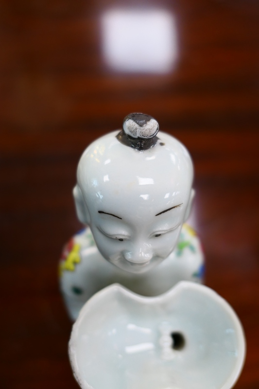 Pair of Chinese porcelain incense burners, 19th Century, modelled as boys kneeling and supporting - Image 3 of 10