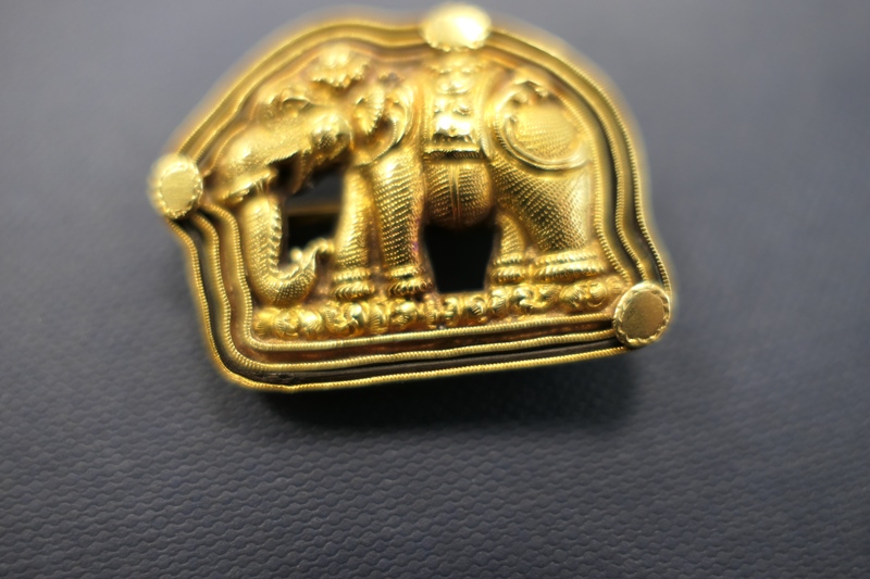 Indian yellow gold elephant brooch, bordered with elephant hair, unmarked, 34mm x 27mm; also an - Image 3 of 7