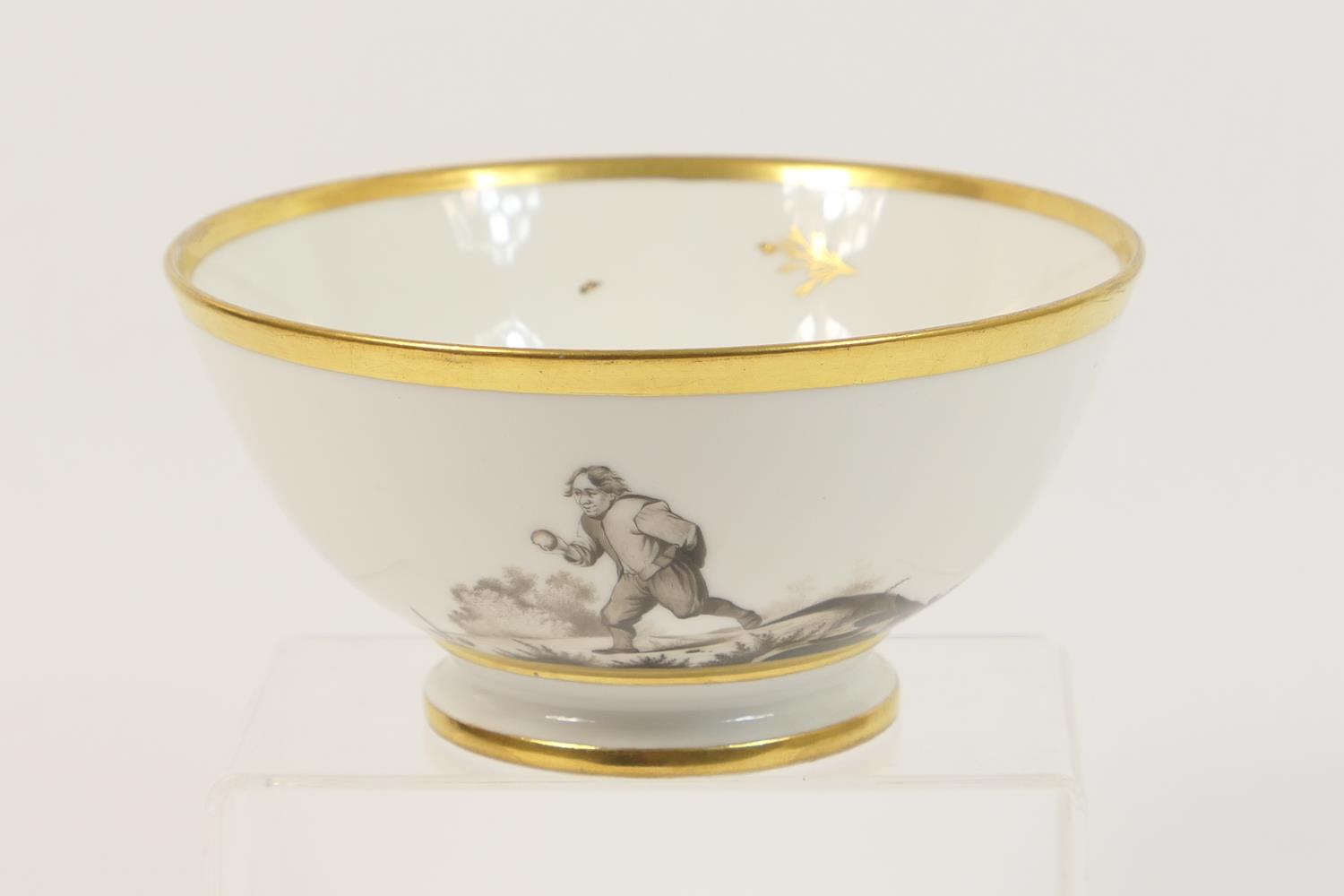 Paris porcelain bowl, early 19th Century, decorated en grisaille with a figure playing boulles