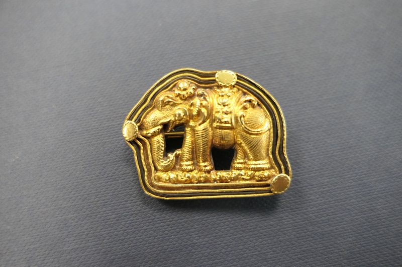Indian yellow gold elephant brooch, bordered with elephant hair, unmarked, 34mm x 27mm; also an - Image 4 of 7