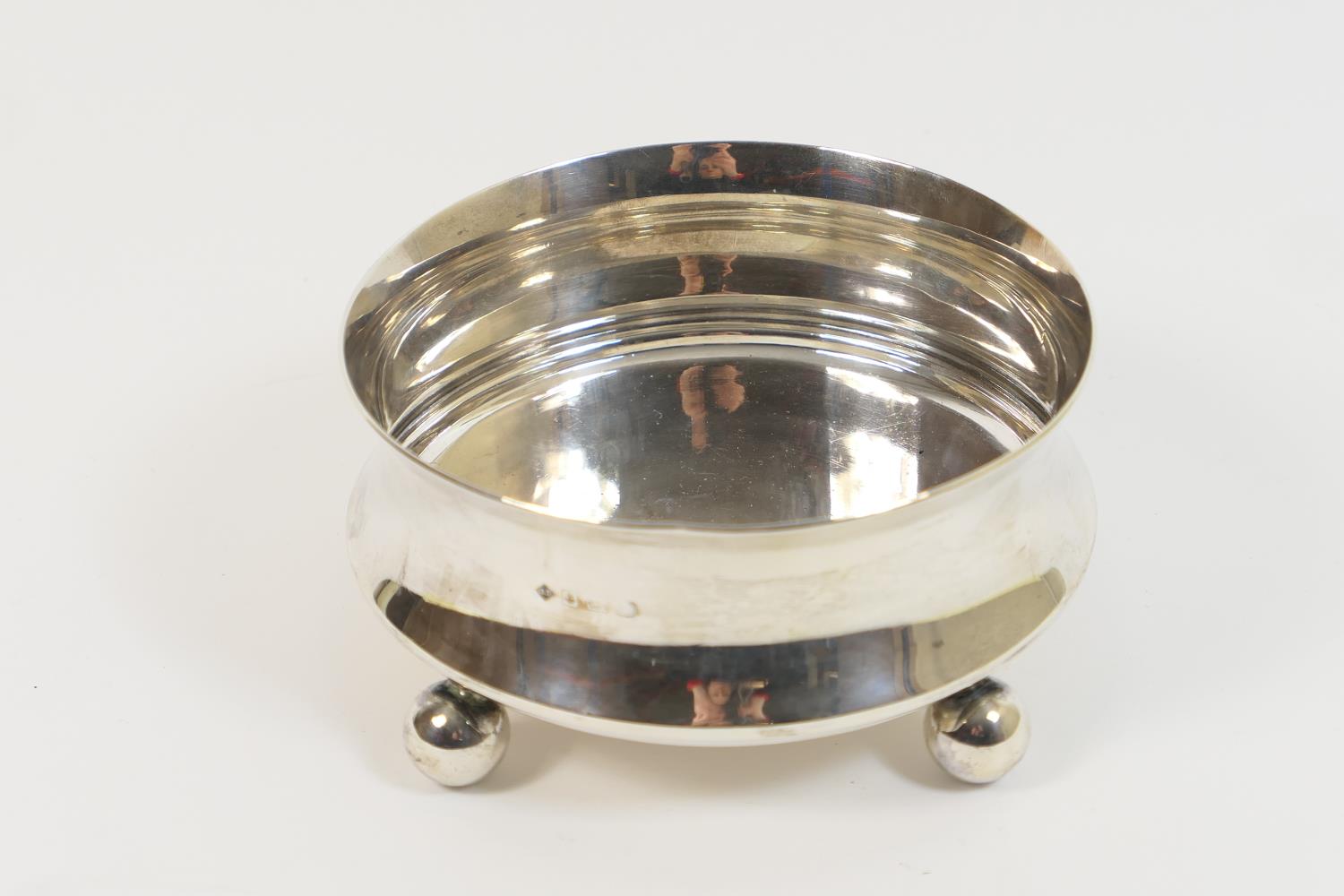 George V silver bowl, maker G D, Birmingham 1930, heavy gauge, plain waisted form raised on four