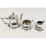 George V silver three piece tea service, by Martin Hall & Co., Sheffield 1911, comprising teapot