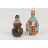 Chinese carved agate double gourd snuff bottle, late 19th Century, 7cm; also a porcelain snuff