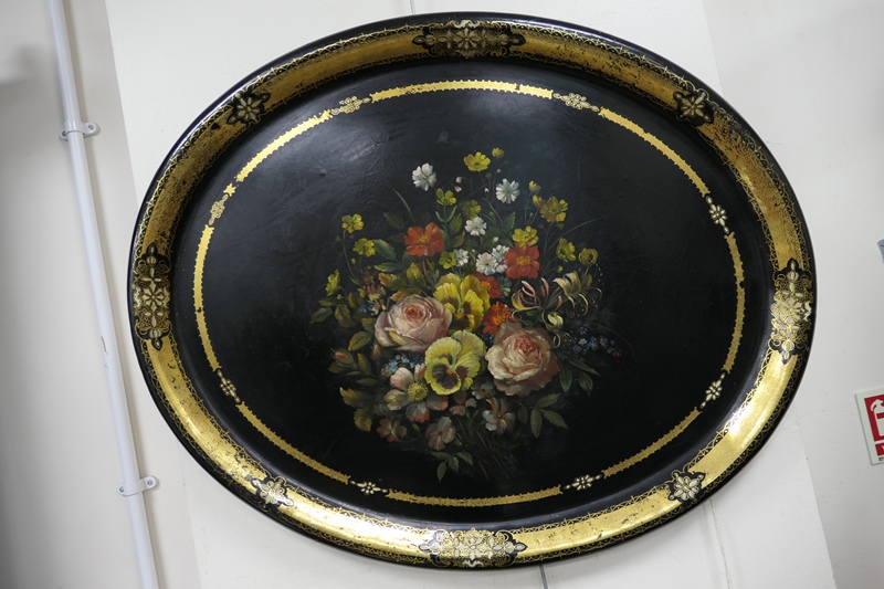 Victorian painted papier mache tray, circa 1850, oval form decorated with a floral bouquet within - Image 3 of 10