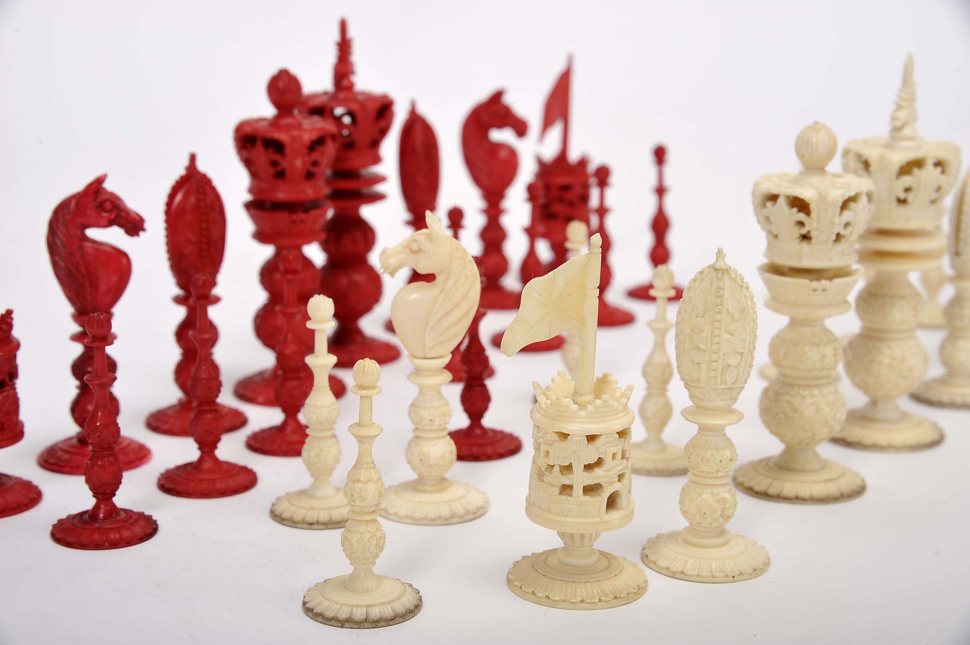 Chess piecesChess pieces, "Burmese style" carved ivory being one of the sets dyed red, Chinese, - Bild 2 aus 4
