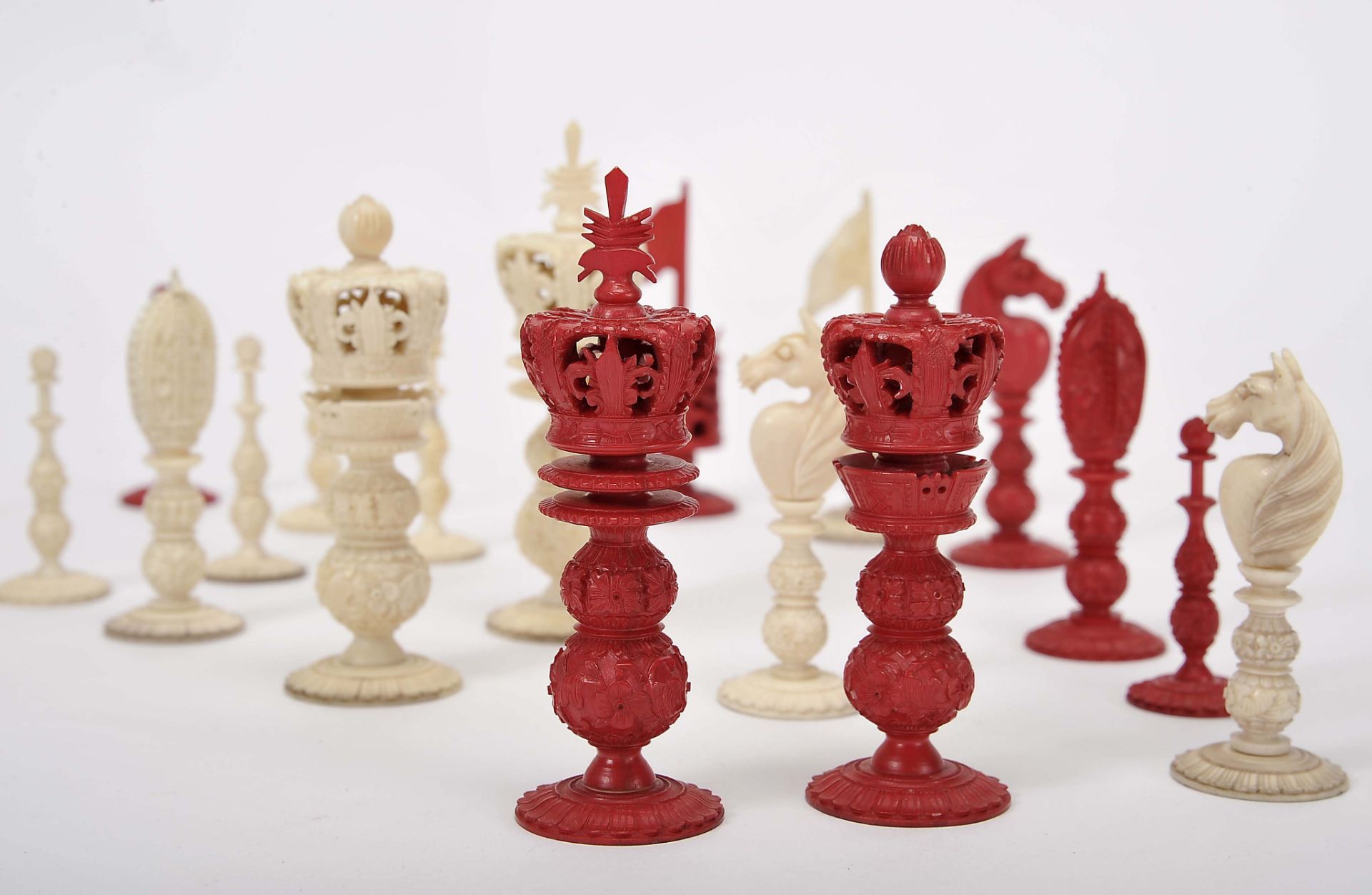 Chess piecesChess pieces, "Burmese style" carved ivory being one of the sets dyed red, Chinese, - Bild 4 aus 4