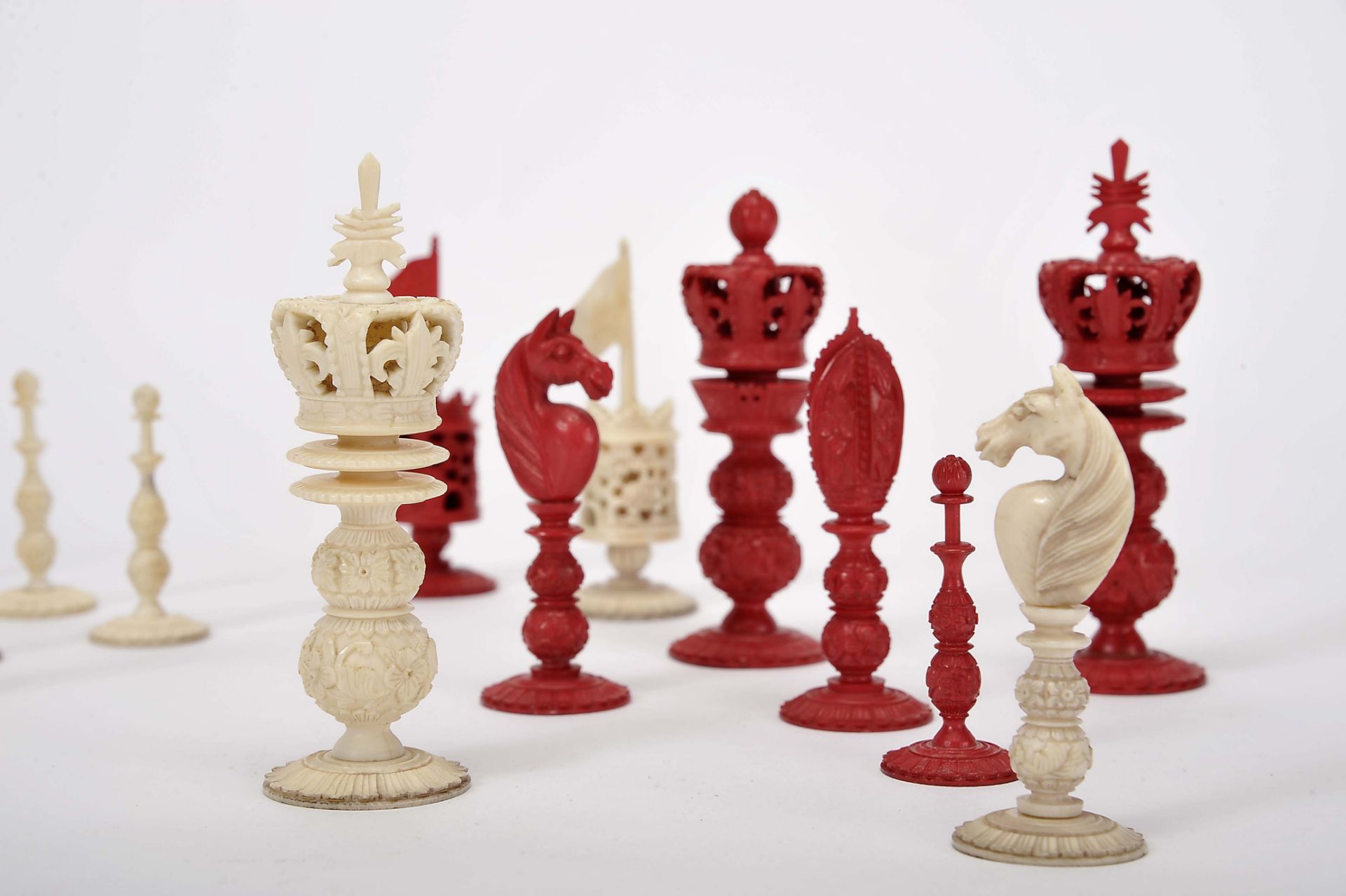 Chess piecesChess pieces, "Burmese style" carved ivory being one of the sets dyed red, Chinese, - Bild 3 aus 4