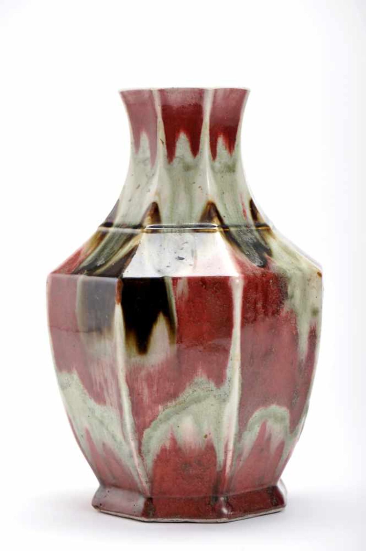An Octagonal Bulky VaseAn Octagonal Bulky Vase, Chinese porcelain, dripped decoration in shades of - Bild 2 aus 2